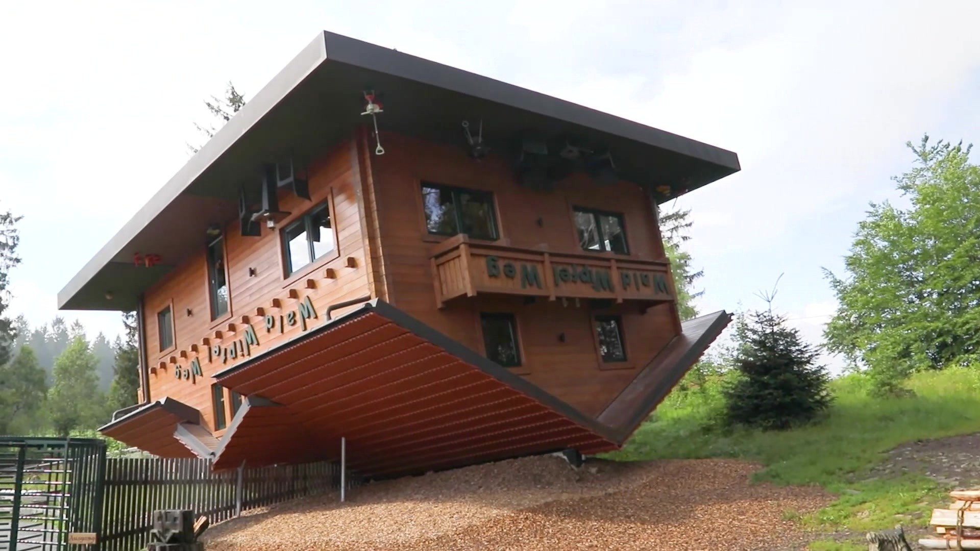 Alles Verdreht Das Haus Auf Dem Kopf In St Englmar Niederbayern Tv Landshut